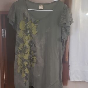 Green Blouse with Floral Print and Short Sleeves